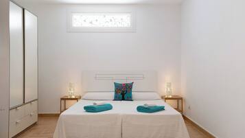 1 habitación, tabla de planchar con plancha, wifi gratis y ropa de cama