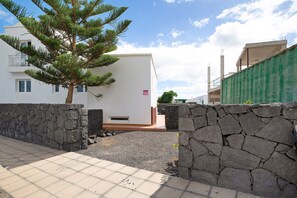 Property grounds - Holiday Apartment 'Casa Rosi' with Private Terrace and Wi-Fi (Tinajo)