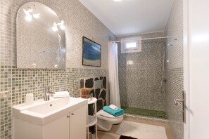 Shower, hair dryer, towels - Holiday Apartment 'Casa Rosi' with Private Terrace and Wi-Fi (Tinajo)