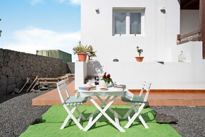 Outdoor dining - Holiday Apartment 'Casa Rosi' with Private Terrace and Wi-Fi (Tinajo)