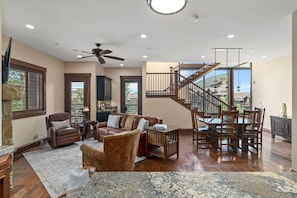 Televisión, chimenea y oficina 