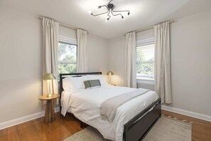 4 soverom, skrivebord, strykejern/-brett og wi-fi