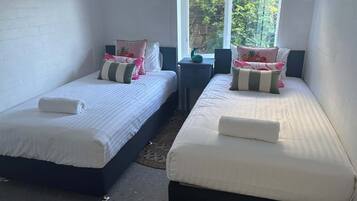 3 chambres, fer et planche à repasser, Wi-Fi, draps fournis