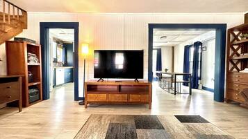 Smart-TV, Videospiele, Tischtennisplatte, Bücher