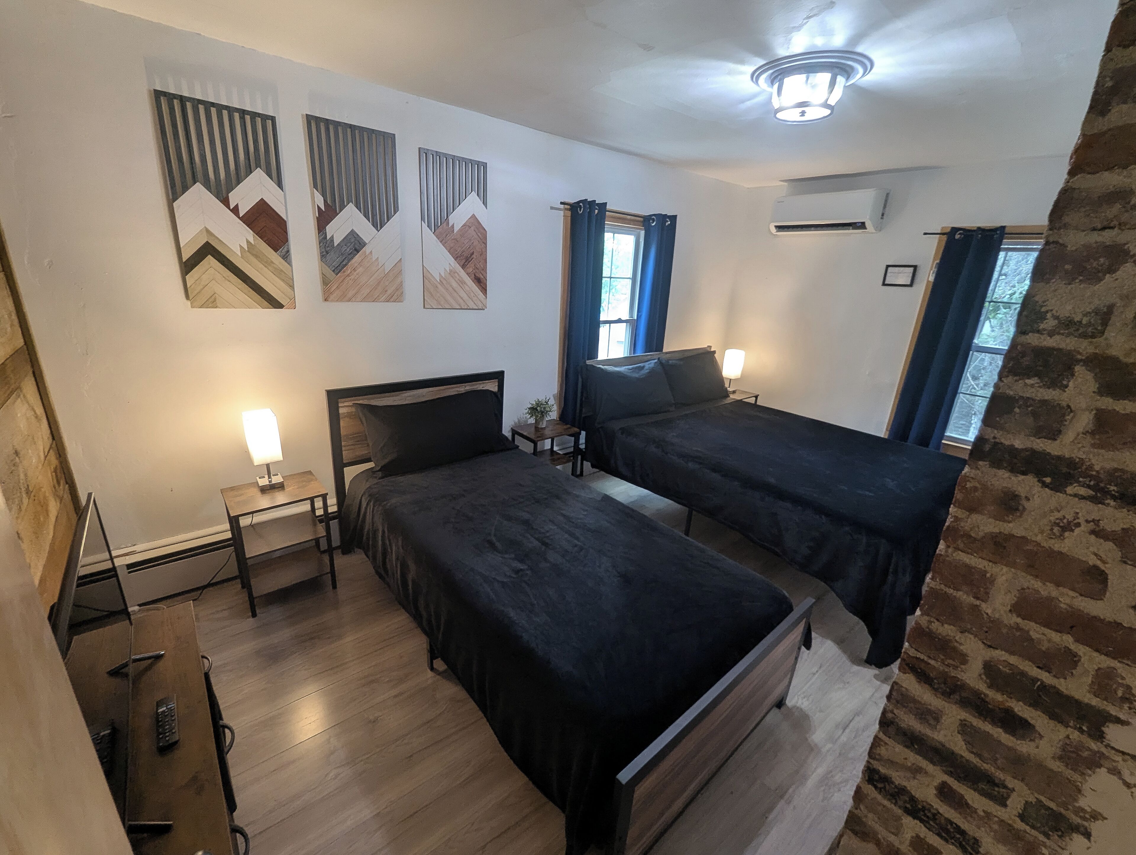 3 quartos, escrivaninha, ferros/tábuas de passar roupa, berço de viagem