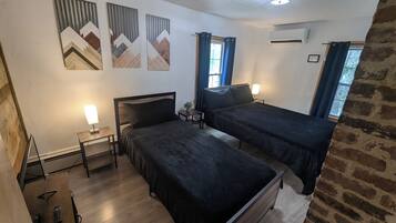 3 quartos, escrivaninha, ferros/tábuas de passar roupa, berço de viagem