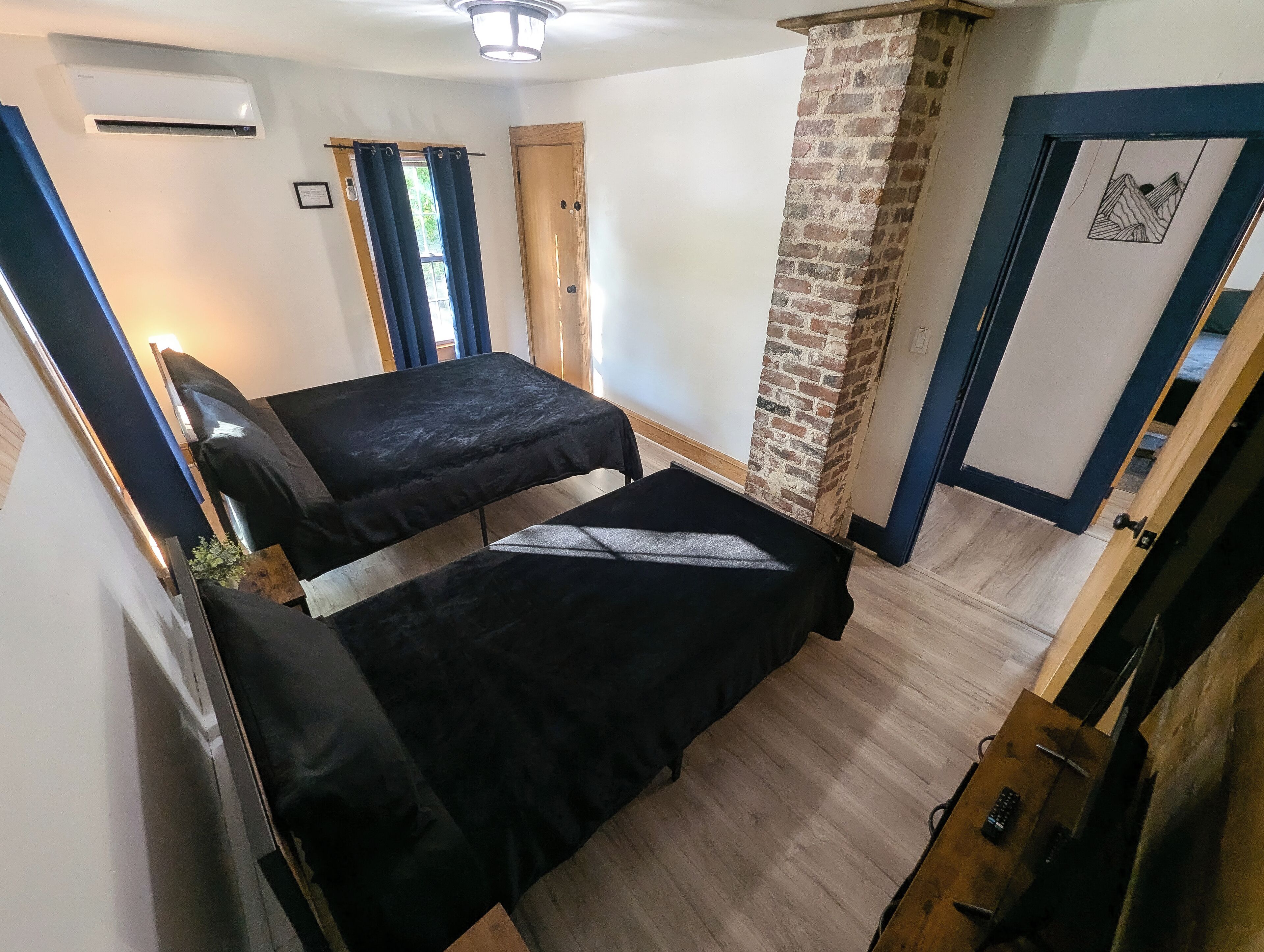 3 室のベッドルーム、デスク、アイロン / アイロン台、旅行用ベビーベッド