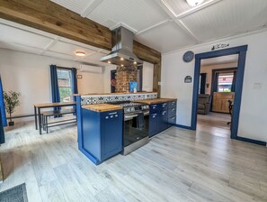 Jääkaappi, mikroaaltouuni, uuni, liesi