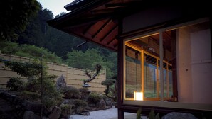 Een traditioneel Japans gebouw met een houten gevel en een glazen ingang.