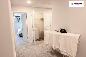 4 chambres, coffres-forts dans les chambres, fer et planche à repasser