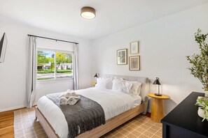 4 habitaciones, escritorio y tabla de planchar con plancha 