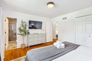 4 Schlafzimmer, Schreibtisch, Bügeleisen/Bügelbrett, Reisekinderbett