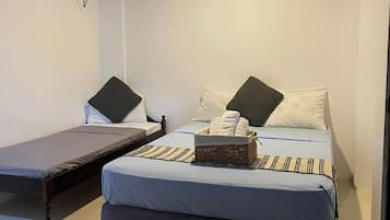 Studio | Minibar, rollaway beds, bed sheets