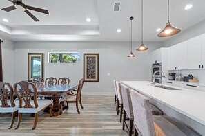 Dining - Tranquil location Close to Beaches Lake Front (Rotonda West)