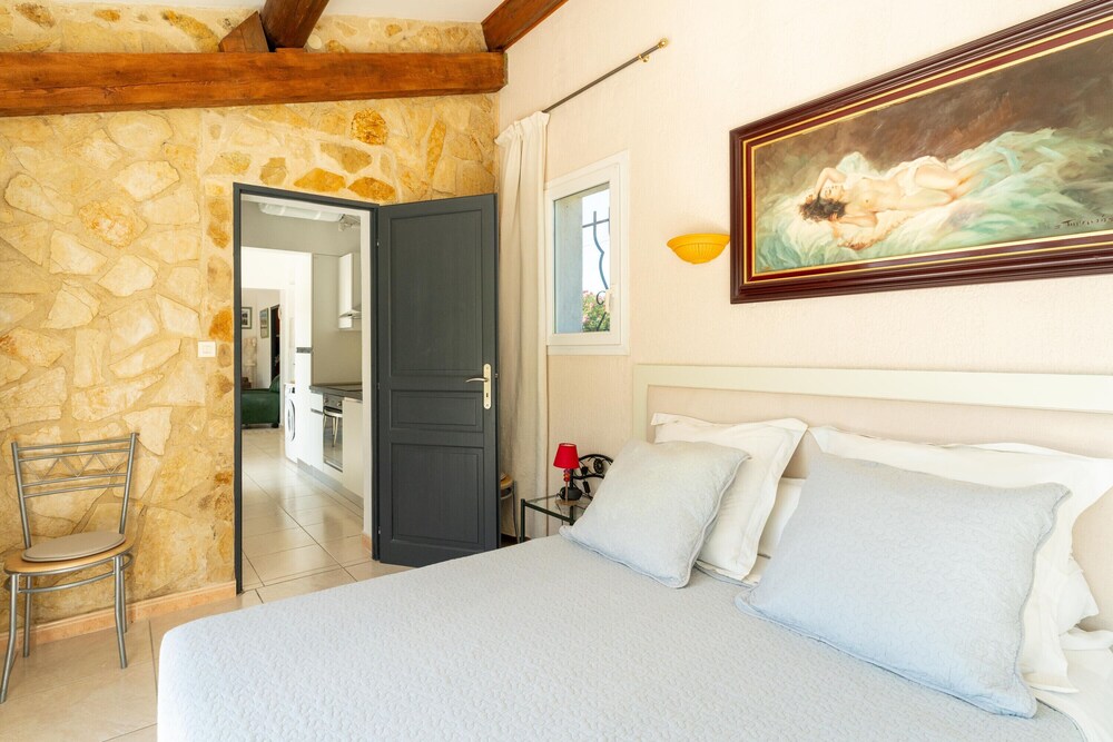 Villa 'Piscine' with Shared Pool, Private Terrace and WiFi St.Rémy