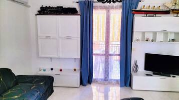 Smart-TV, Kamin, Bücher