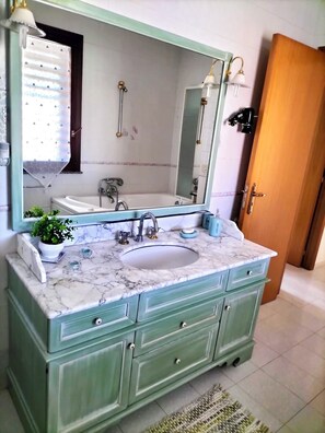 Free toiletries, hair dryer, bathrobes, bidet - Vacation home - Tourist rental "Belvedere House Holiday Syracuse Ortigia" (Siracusa)