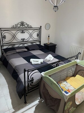 2 Schlafzimmer, Zimmersafe, Schreibtisch, Bügeleisen/Bügelbrett