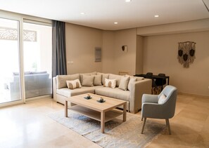 Fernseher, Tischtennisplatte