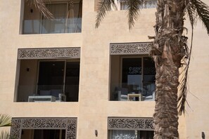 تفاصيل الفندق من الخارج