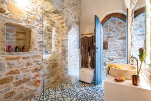 Bathtub, hair dryer, towels - Holiday Home 'Dreaming of Greece 2' with Mountain View, Private Terrace and Wi-Fi (Naxos)