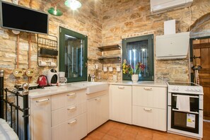 Fridge, oven, stovetop, dishwasher