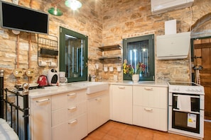 Frigorifero, forno, piano cottura, lavastoviglie