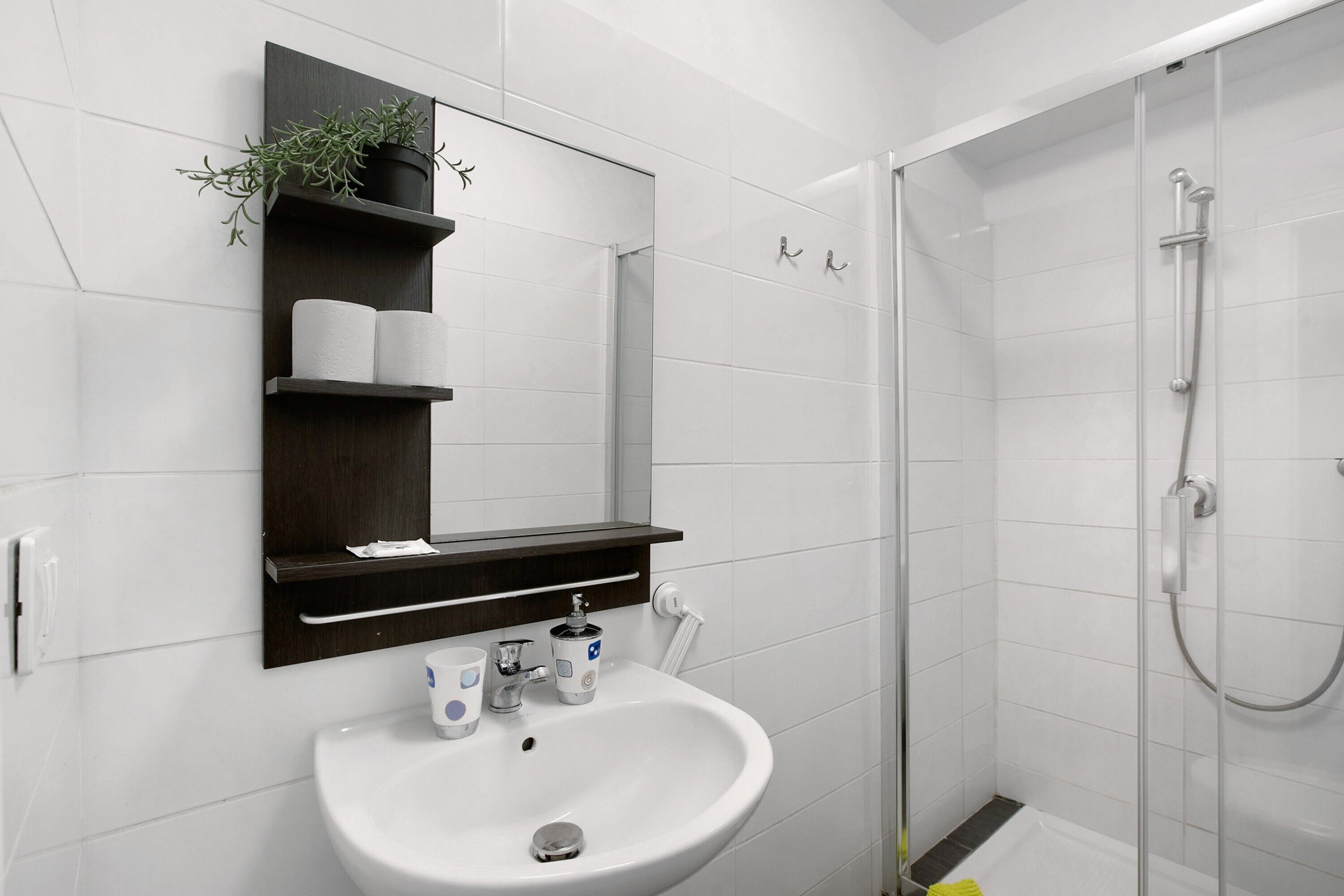 Een douche, een haardroger, handdoeken