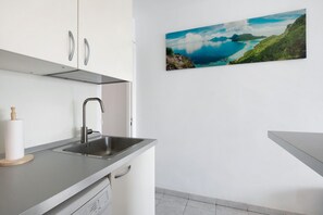 Frigorifero, microonde, piano cottura, macchina per tè/caffè