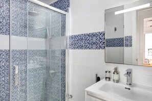 Shower, hair dryer, towels - Vacation Home 'Bonamar' with Sea View, Wi-Fi and Air Conditioning (Arona)