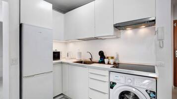 Jääkaappi, mikroaaltouuni, liesi, vedenkeitin