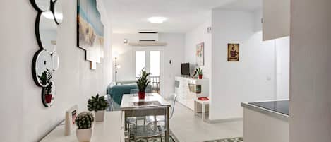 Una cocina moderna con comedor, sala de estar y vistas al exterior.