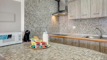 Een koelkast, een magnetron, een kookplaat