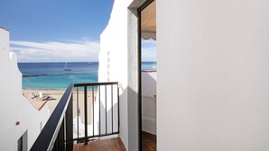 A balcony with a view of the sea, a sailboat, and a beach. - Vacation Apartment 'Las Fuentes' with Sea View, Private Terrace and Wi-Fi (Arona)