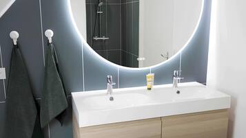 Dusch, hårtork och handdukar