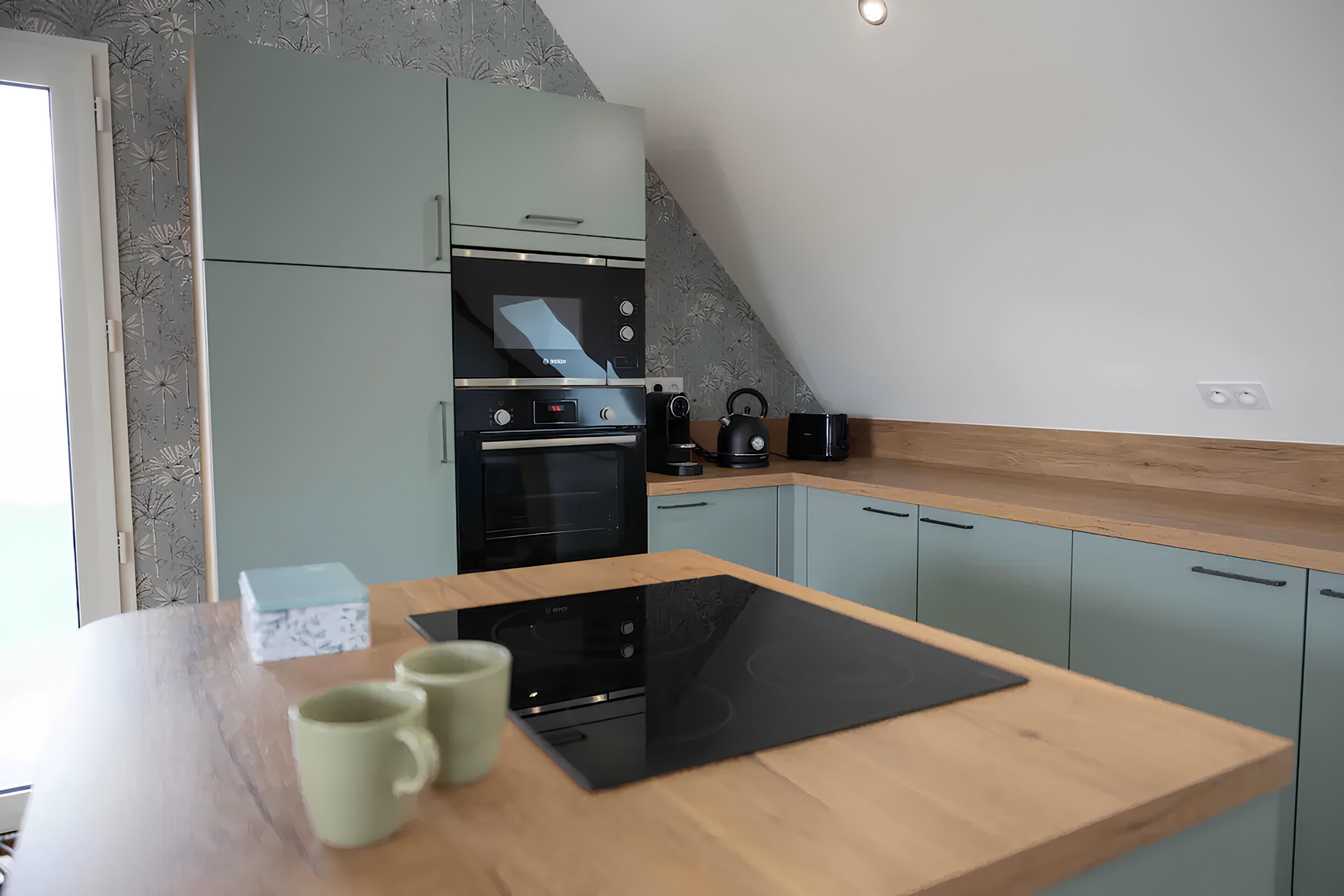 Geladeira, micro-ondas, fogão, cooktop