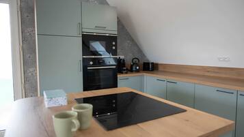 Geladeira, micro-ondas, fogão, cooktop