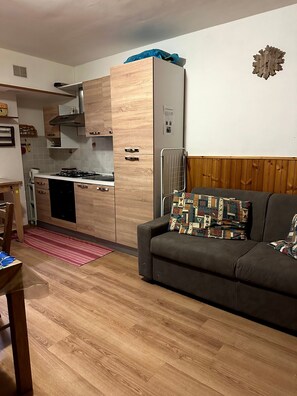 TV, ping pong - Vacation Home "Residence Fonte Eremita" with Mountain View, Shared Garden & Wi-Fi (Roccaraso)