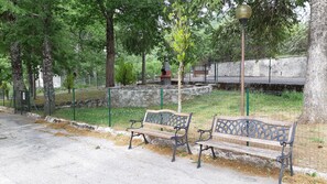 Property grounds - Vacation Home "Residence Fonte Eremita" with Mountain View, Shared Garden & Wi-Fi (Roccaraso)