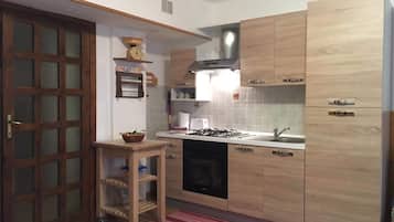 Kühlschrank, Ofen, Herdplatte, Wasserkocher