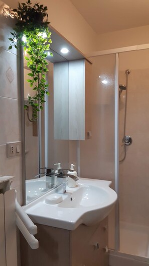 Shower, hair dryer, towels - Vacation Home "Residence Fonte Eremita" with Mountain View, Shared Garden & Wi-Fi (Roccaraso)
