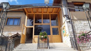 Exterior detail - Vacation Home "Residence Fonte Eremita" with Mountain View, Shared Garden & Wi-Fi (Roccaraso)