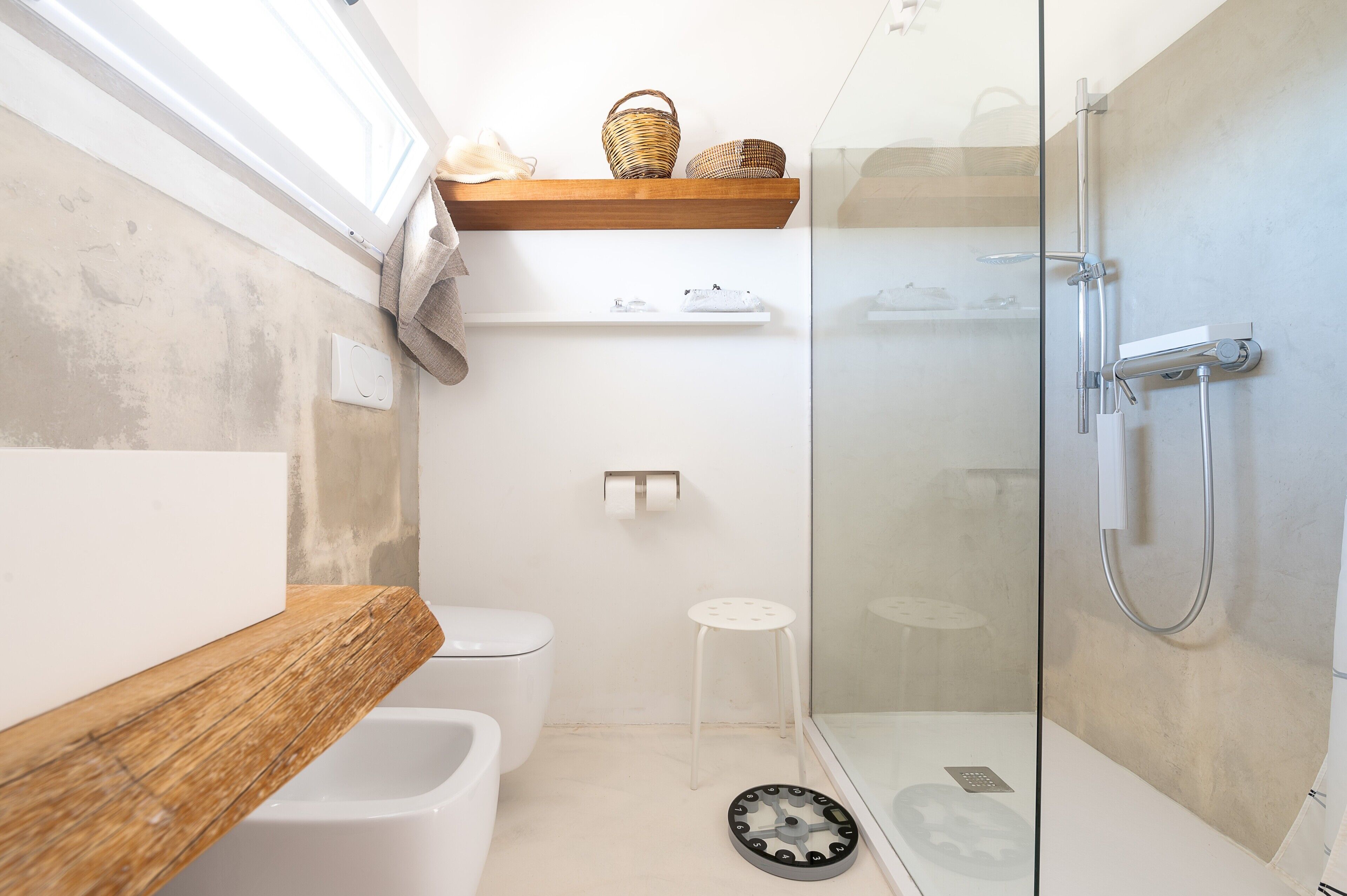 Een douche, gratis toiletartikelen, een haardroger, badjassen