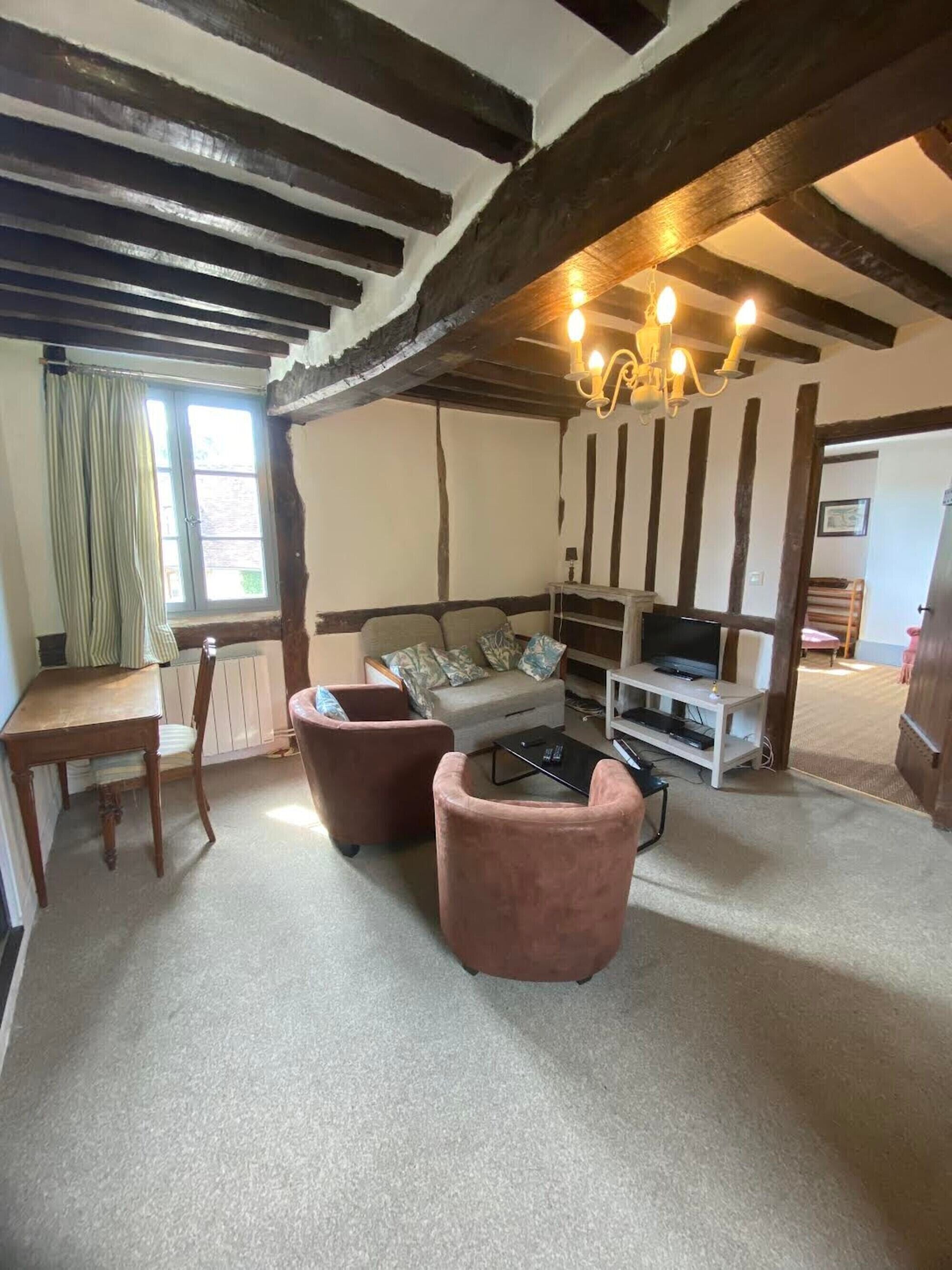 Télévision, lecteur de DVD, table de tennis de table