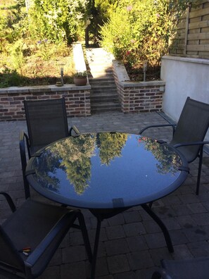 Outdoor dining - Holiday Home 'La Maison Du Bec' with Private Terrace, Private Garden and Wi-Fi (Le Bec-Hellouin)