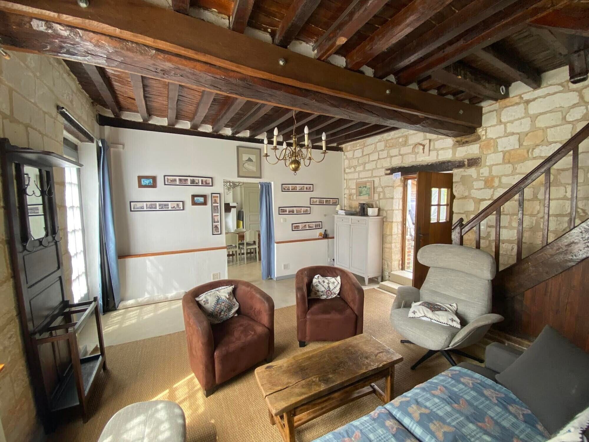 Een televisie, een dvd-speler en een tafeltennistafel