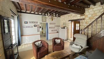 Fernseher, DVD-Player, Tischtennisplatte