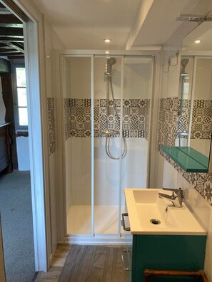 Shower, hair dryer, towels - Holiday Home 'La Maison Du Bec' with Private Terrace, Private Garden and Wi-Fi (Le Bec-Hellouin)