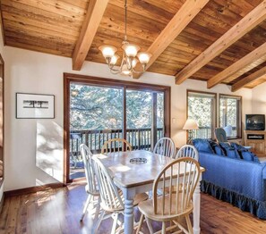 TV connectée, cheminée, baby-foot