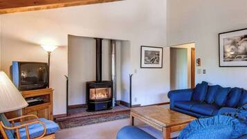 Smart TV, chimenea y futbolito